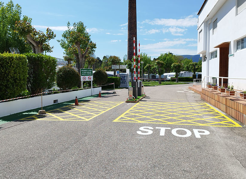 pintado-de-arcenes-y-senales-en-suelo-para-camping